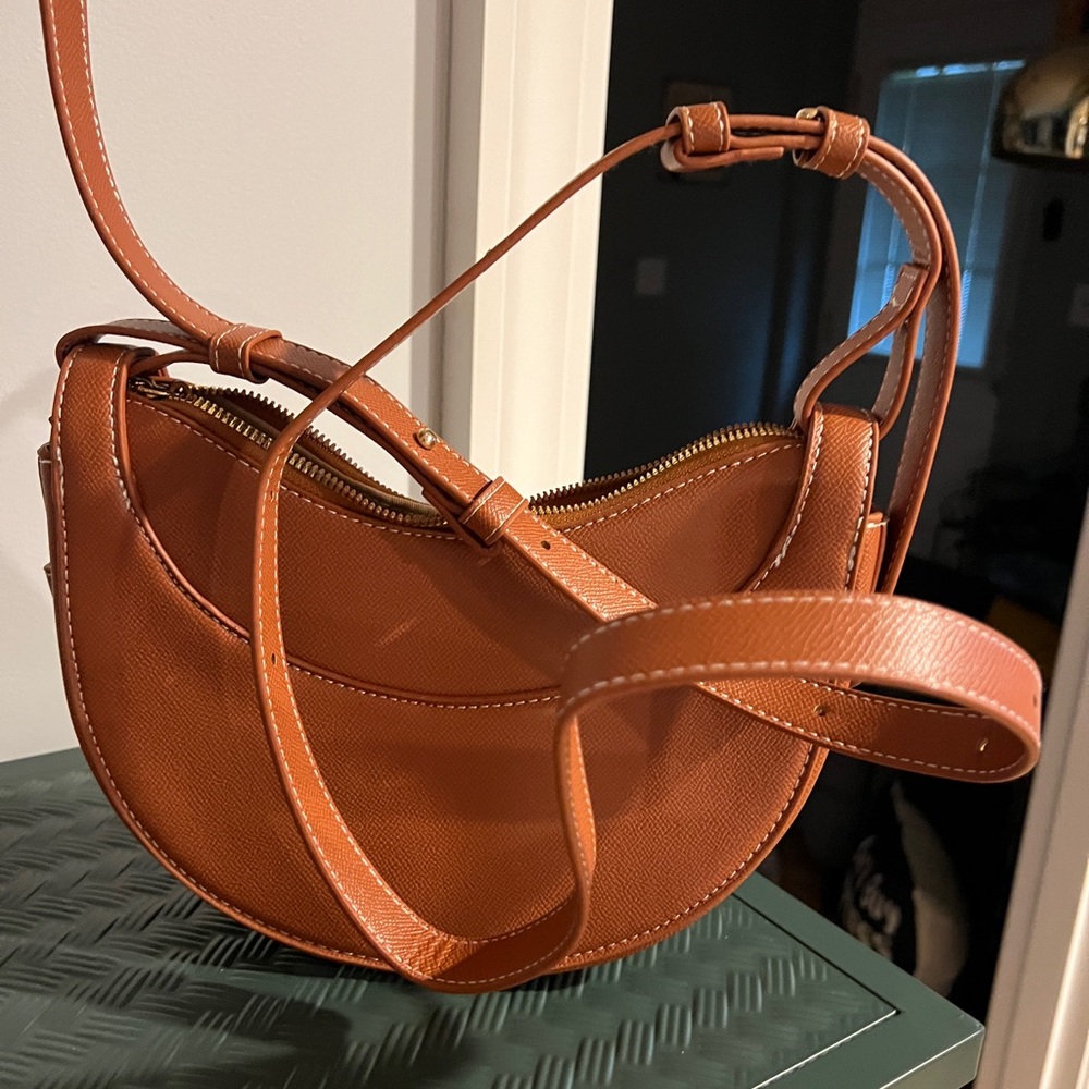Elegant Tan Leather Shoulder Bag